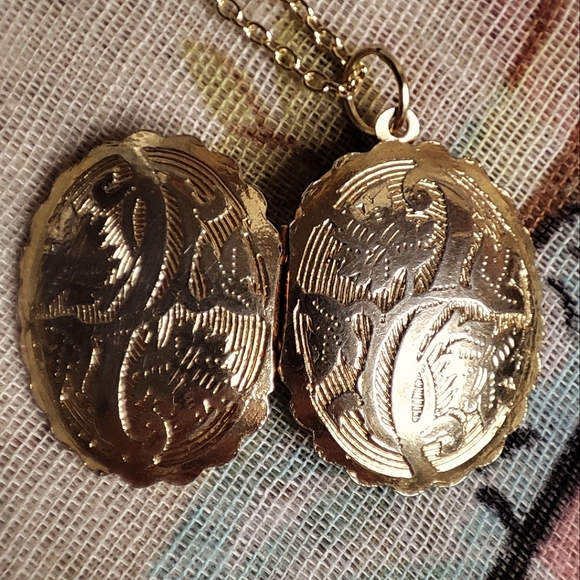 Gold Tone Double Picture Double Sided Locket Embossed Scalloped Edge Necklace - Picture 5 of 13